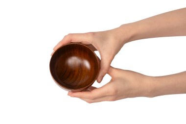 Kadın eli beyaz arka planda izole edilmiş ahşap bir kase tutuyor.. 