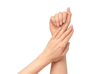 Kadın elleri beyaz bir arka planda izole edilmiş. Çıplak tırnak cilası. 