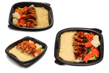 Konteynırda yemek hazır. Teriyaki soslu haşlanmış tavuk, haşlanmış havuç, lahana ve yulaf lapası. Beyaz bir arkaplanda izole edilmiş. 