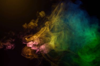 Siyah arka planda mavi ve yeşil buhar. Boşluğu kopyala.