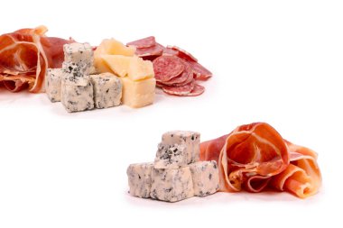 Şarap için atıştırmalık bir tabak. Peynir, zeytin, salam, jamon beyaz bir sırt çantasına izole edilmiş.. 