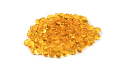 Beyaz zemin üzerinde izole edilmiş bir grup sarı kapsül. 