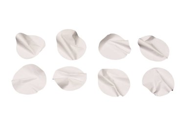 Yuvarlak beyaz etiketler, beyaz arka planda izole edilmiş boş etiketler. Üst görünüm. 