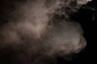 Siyah arka planda beyaz buhar. Boşluğu kopyala.