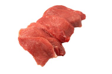 Dana eti parçaları beyaz arka planda izole edilmiş. Üst görünüm.