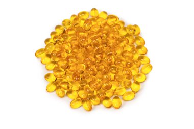 Beyaz zemin üzerinde izole edilmiş bir grup sarı kapsül. 