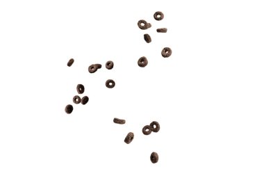 Çikolata halkaları gevrekleri bir kaseye dökülür. Kahvaltıda. Beyaz bir arkaplanda izole edilmiş. 