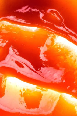 Lezzetli kırmızı sos arka plan olarak sıçrar.