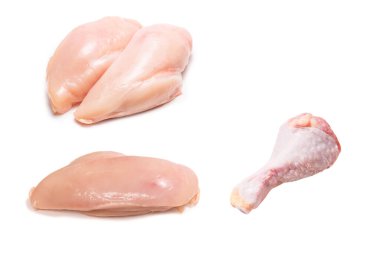 Beyaz arkaplanda çiğ tavuk filetosu.. 