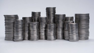 Beyaz arka planda izole edilmiş bozuk para yığını. Bankacılık ve para. 