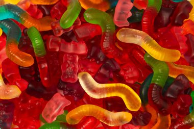 Çeşitli renkli sakızlı şekerler. Üst te. Jöle tatlılar.