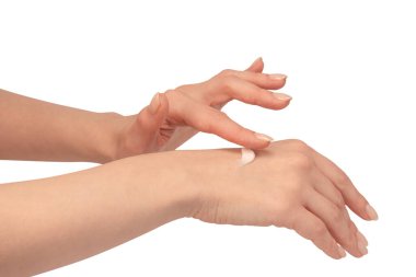 Beyaz arka planda izole edilmiş kadın ellerinde bej krem tüpü. Kadın elinin üzerindeki krema örneği. Cilt bakımı kavramı.