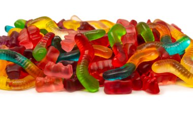 Beyaz arka planda izole edilmiş çeşitli renkli jelibon şekerler. Üst Manzara. Jöleli şekerler.