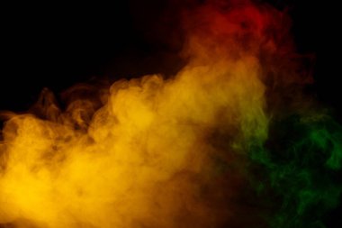 Siyah arka planda kırmızı ve yeşil buhar. Boşluğu kopyala.