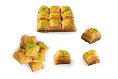 Beyaz arka planda fıstıklı baklava. Tatlı..