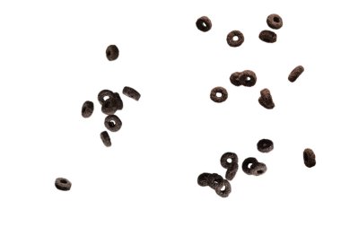 Çikolata halkaları gevrekleri bir kaseye dökülür. Kahvaltıda. Beyaz bir arkaplanda izole edilmiş. 