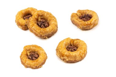 Beyaz arka planda izole edilmiş lezzetli baklava.