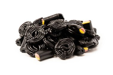 Beyaz arka planda izole edilmiş jöle anason şekeri. Siyah jöleli şekerler. Üst Manzara. Lezzetli jelatin şekerler..