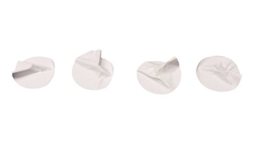 Yuvarlak beyaz etiketler, beyaz arka planda izole edilmiş boş etiketler. Üst görünüm. 