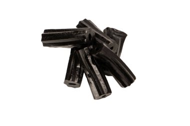 Beyaz arka planda izole edilmiş jöle anason şekeri. Siyah jöleli şekerler. Üst Manzara. Lezzetli jelatin şekerler..