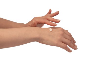 Beyaz arka planda izole edilmiş kadın ellerinde bej krem tüpü. Kadın elinin üzerindeki krema örneği. Cilt bakımı kavramı.