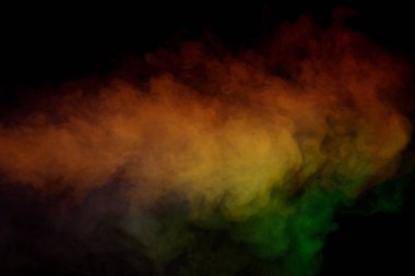 Siyah arka planda yeşil ve beyaz buhar. Boşluğu kopyala.