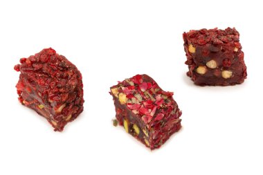 Nar ve fındıklı tatlı rulo, Türk tatlıları. Türk rahat beyaz zemin üzerinde izole.