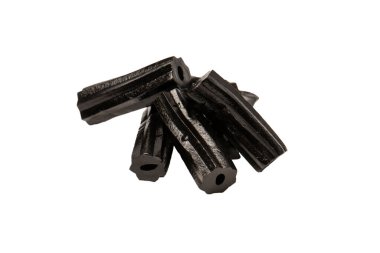 Beyaz arka planda izole edilmiş jöle anason şekeri. Siyah jöleli şekerler. Üst Manzara. Lezzetli jelatin şekerler..