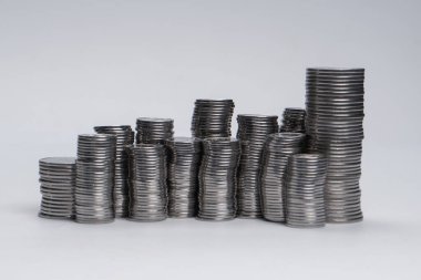 Beyaz arka planda izole edilmiş bozuk para yığını. Bankacılık ve para. 