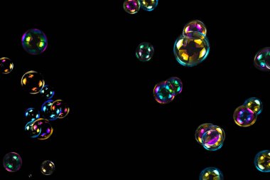 Sabun köpükleri siyah arka planda izole edilmiş. Boşluğu kopyala. 