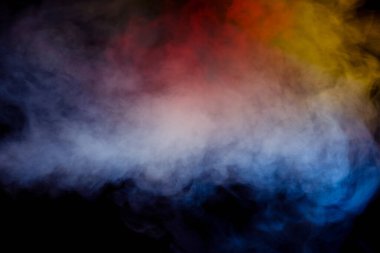 Siyah arka planda turuncu ve kırmızı buhar. Boşluğu kopyala.