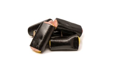 Beyaz arka planda izole edilmiş jöle anason şekeri. Siyah jöleli şekerler. Üst Manzara. Lezzetli jelatin şekerler..