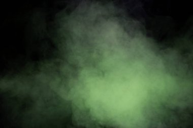 Siyah arka planda yeşil ve beyaz buhar. Boşluğu kopyala.