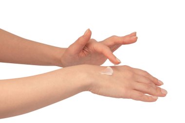 Beyaz arka planda izole edilmiş kadın ellerinde bej krem tüpü. Kadın elinin üzerindeki krema örneği. Cilt bakımı kavramı.