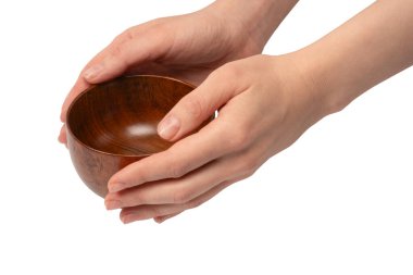 Kadın eli beyaz arka planda izole edilmiş ahşap bir kase tutuyor.. 