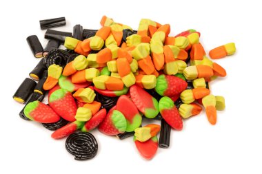 Beyaz arka planda izole edilmiş çeşitli renkli jelibon şekerler. Üst Manzara. Jöleli şekerler.