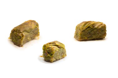 Türk fıstıklı baklavası beyaz zemin üzerinde izole edilmiş. 