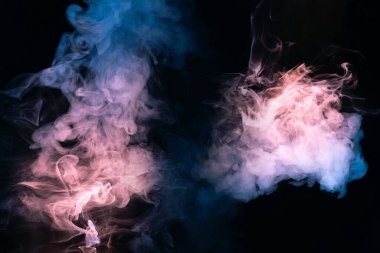 Siyah arka planda mavi ve pembe buhar. Boşluğu kopyala.