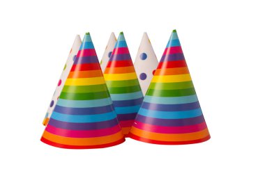 Beyaz arkaplanda izole edilmiş renkli doğum günü şapkası.