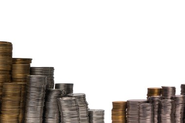 Beyaz arka planda izole edilmiş bozuk para yığını. Bankacılık ve para. 