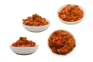 Beyaz arka planda izole edilmiş bir kasede sebze güveci.. 