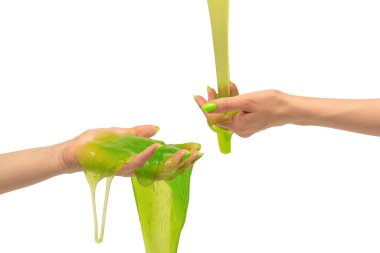 Beyaz arka planda yeşil tırnaklı yeşil balçık oyuncağı. 