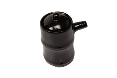 Soya sosu servis etmek için kettle sosu beyaz arka planda izole edilmiş.. 