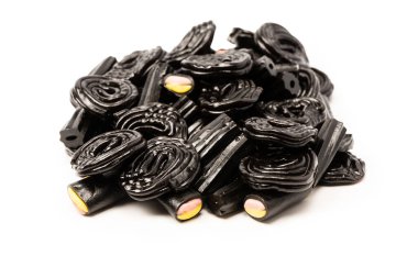 Beyaz arka planda izole edilmiş jöle anason şekeri. Siyah jöleli şekerler. Üst Manzara. Lezzetli jelatin şekerler..