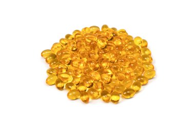 Beyaz zemin üzerinde izole edilmiş bir grup sarı kapsül. 