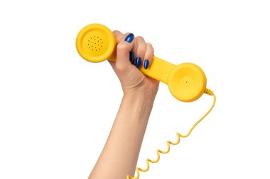 Kadının elindeki sarı cep telefonu beyaza izole edilmiş. Boşluğu kopyala.
