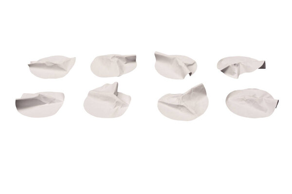 Круглые белые наклейки, пустые метки, изолированные на белом фоне. Вид сверху. 