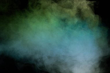 Siyah arka planda yeşil ve beyaz buhar. Boşluğu kopyala.