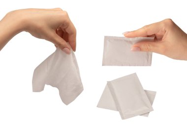 Beyaz arka planda izole edilmiş bir kadının ıslak mendili. Yıkanan eller izole.. 