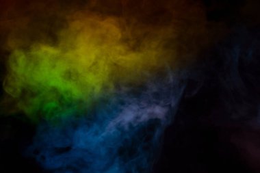 Siyah arka planda kırmızı ve yeşil buhar. Boşluğu kopyala.